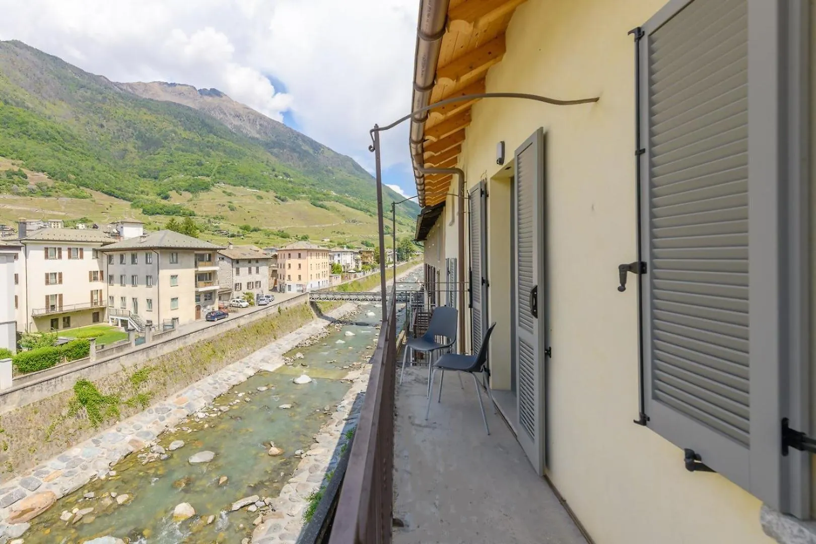 アパート Residenza Cavour Appartamento D ティラーノ