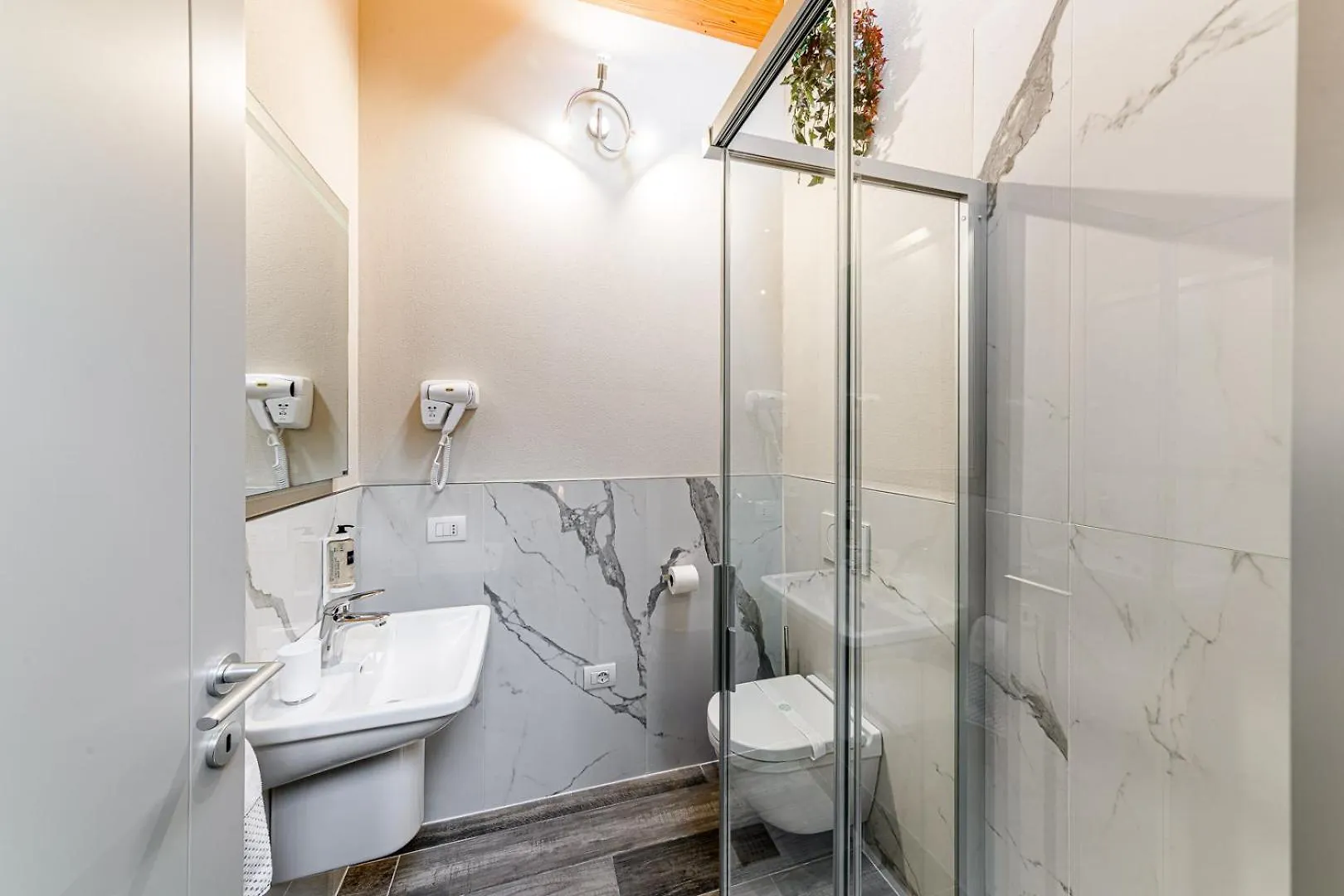 Residenza Cavour Appartamento D ティラーノ