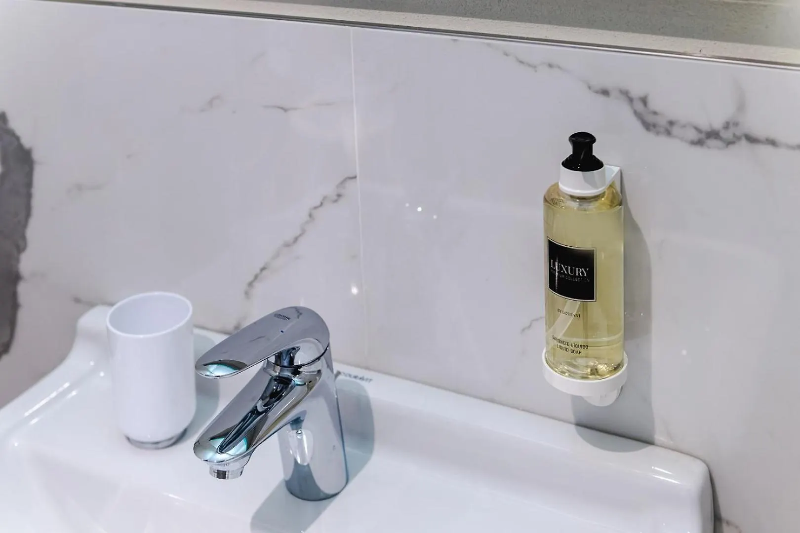 Residenza Cavour Appartamento D ティラーノ